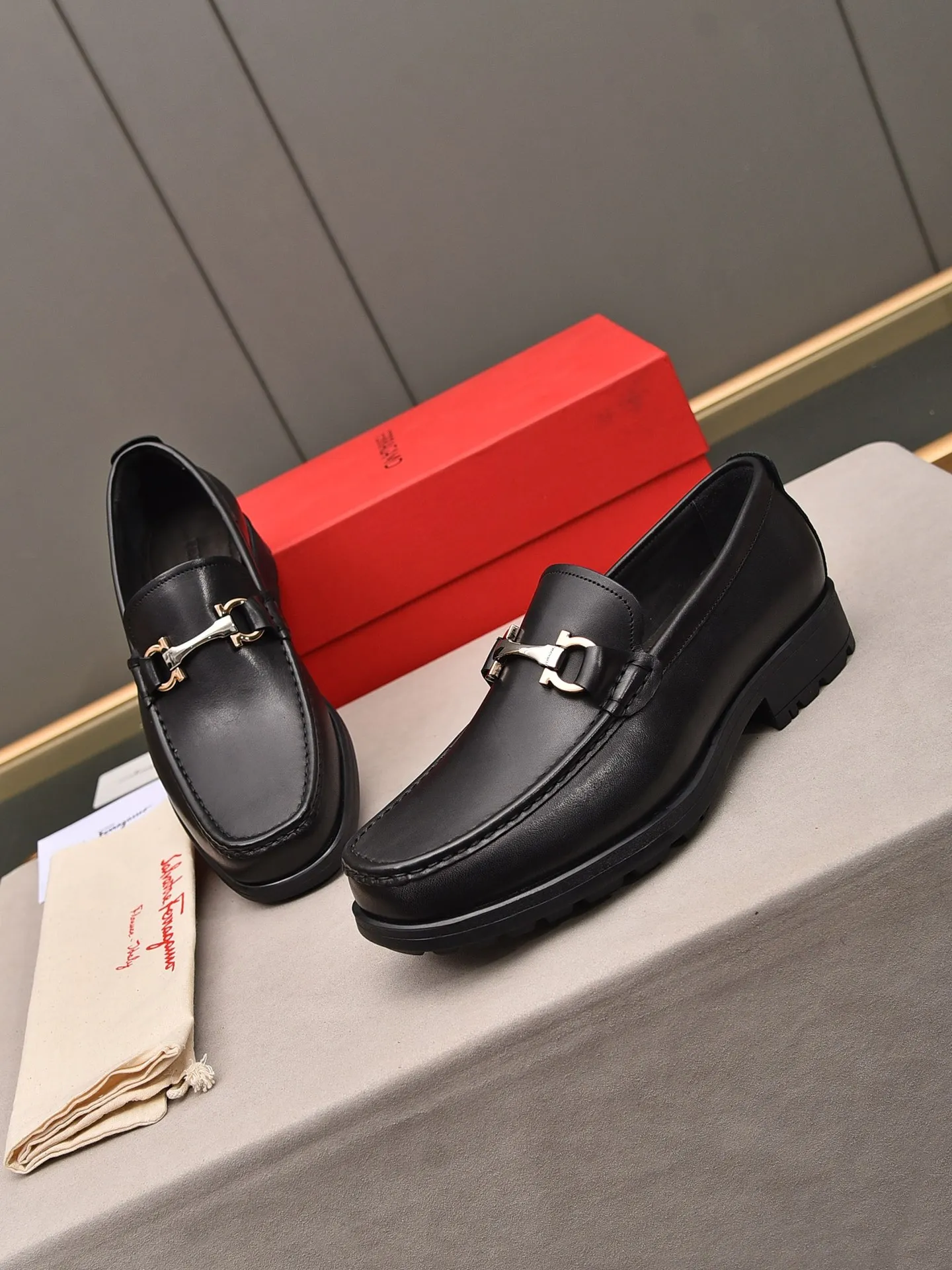Men's shoes 💰: 500 Brand: Ferragamo Size: Men's size 38/44 (45 can be customized) Grade: Same style as the official website High-end quality men's shoes Material: Original first-layer calfskin Water-dyed cowhide lining Original outsole Style categories: Men's fashionable formal business casual leather shoes Slip-on men's shoes high-top series Young fashion European and American trends British style Casual matching Comfortable feet